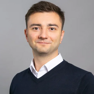 Олег Собченко, преподает в МИЭФ с 2017 года, также является выпускником бакалавриата МИЭФ и специалистом по продажам финансовых продуктов в корпоративно-инвестиционном блоке Банка ВТБ